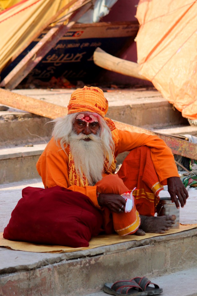 false sadhu varanasi 2