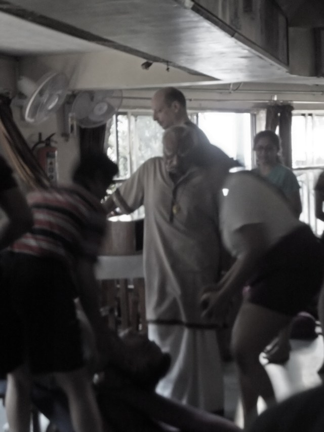 iyengar assisting setu bandha 4
